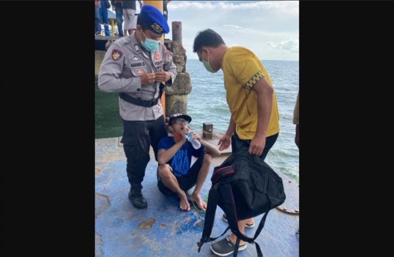 Dedik saat diselamatkan petugas usai mengapung tiga jam di lautan. (Headlinekaltim)