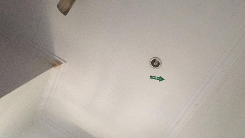 Tanda arah kiblat di dalam hotel bisa membingungkan turis asing. (Twitter.com/Asyaaaaaa10)