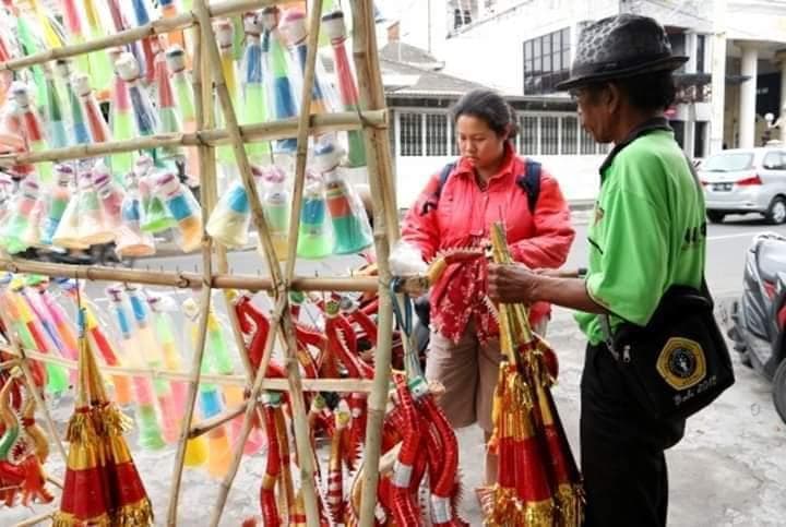 Ilustrasi - Penjualan terompet tahun baru bakal dilarang di Surabaya. (Twitter/01SKY_LISHALEE)<br>