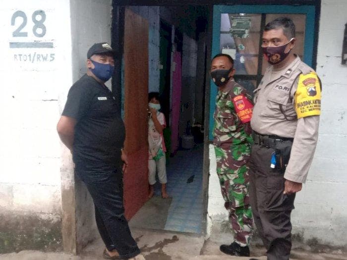 Irene, bocah 9 tahun yang tinggal sendiri di rumah karena keluarga diisolasi karena Covid 19 didatangi oleh perangkat desa dan petugas setempat. (Berita Magelang)<br>