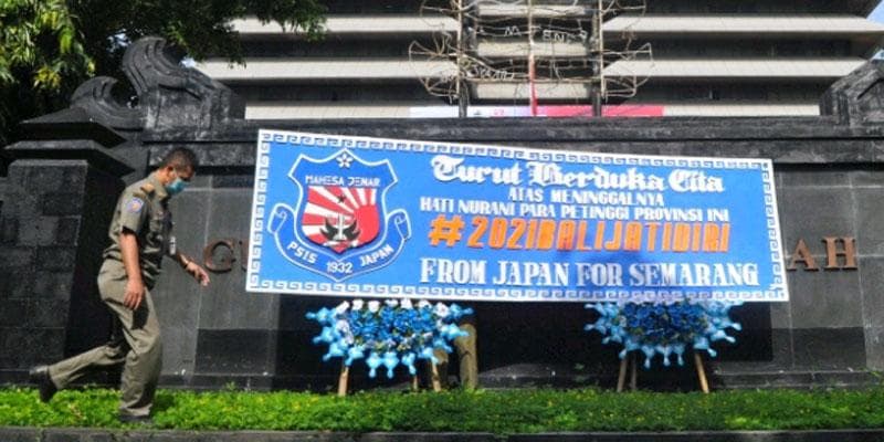 Karangan bunga di depan Kantor Gubernur akan disingkirkan oleh Satpol PP. (RMOL)<br>