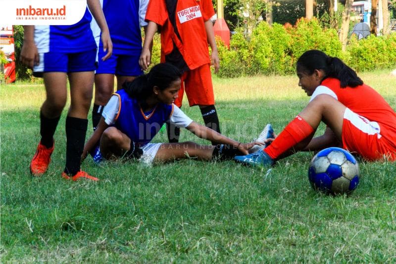 Fatma (biru) kakinya sakit sehabis bertabrakan dengan Sifa (merah). (Inibaru.id/ Audrian F)<br>