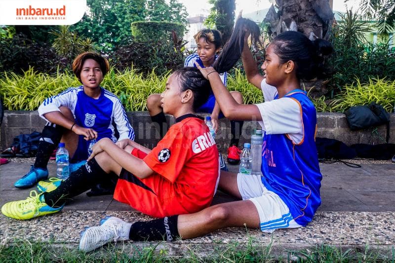Di sela-sela istirahat menguncir rambut teman. (Inibaru.id/ Audrian F)<br>
