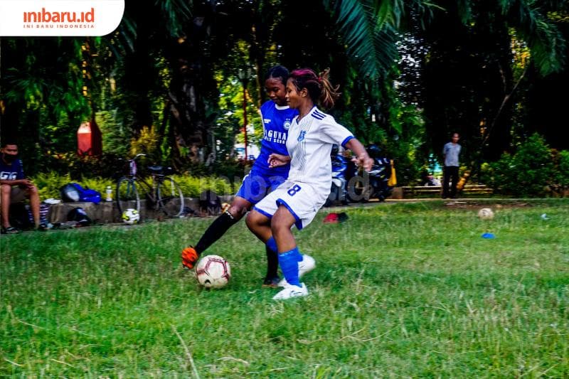 Berjibaku berebut bola. (Inibaru.id/ Audrian F)<br>