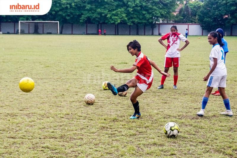 Berlatih menendang bola. (Inibaru.id/ Audrian F)<br>