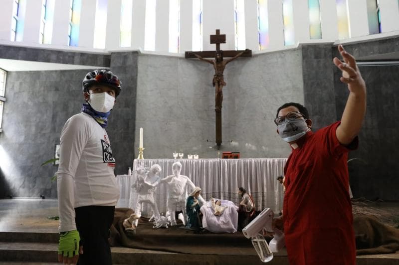 Patung pasien Covid-19 di dekat altar Gereja Bongsari untuk perayaan Natal 2020. (Halosemarang/Margareta Mawardi)