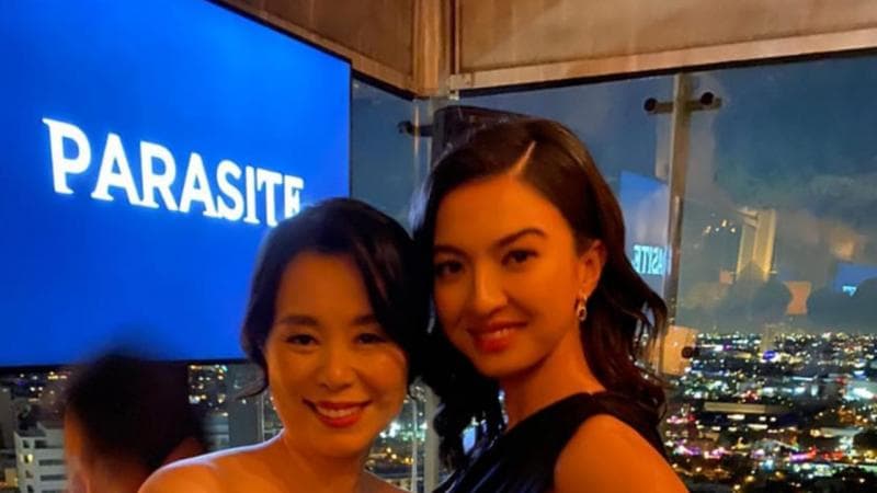 Raline Shah berfoto dengan pemeran film <i>Parasite</i> (harianaceh.co.id)