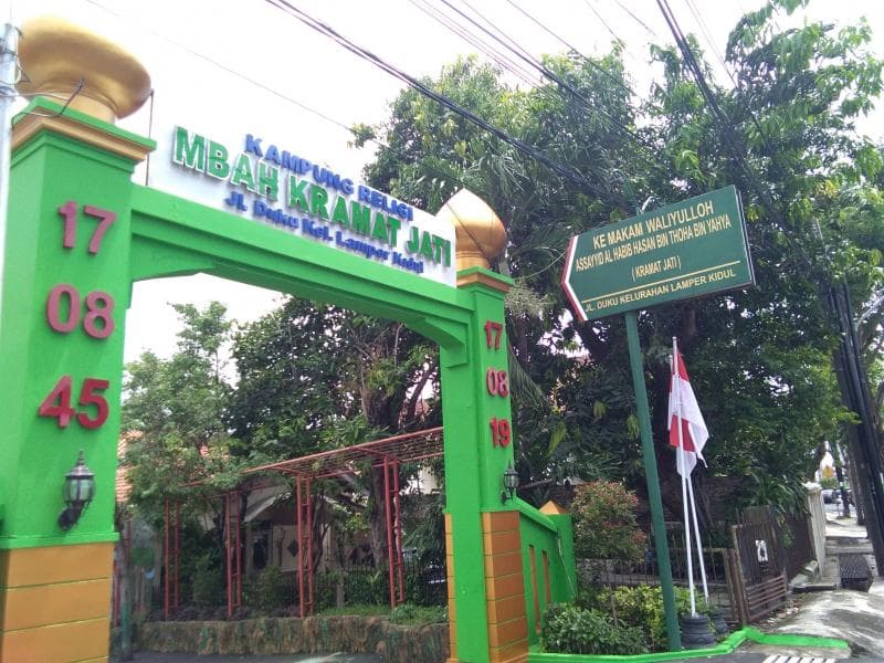 Gapura menuju makam Waliyulloh Assayid Al Habib Hasan bin Thoha bin Yahya. (Inibaru.id/ Isma Swastiningrum)<br>