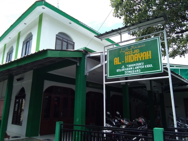 Makam Habib Hasan terletak di depan mihrab masjid Al-Hidayah. (Inibaru.id/ Isma Swastiningrum)