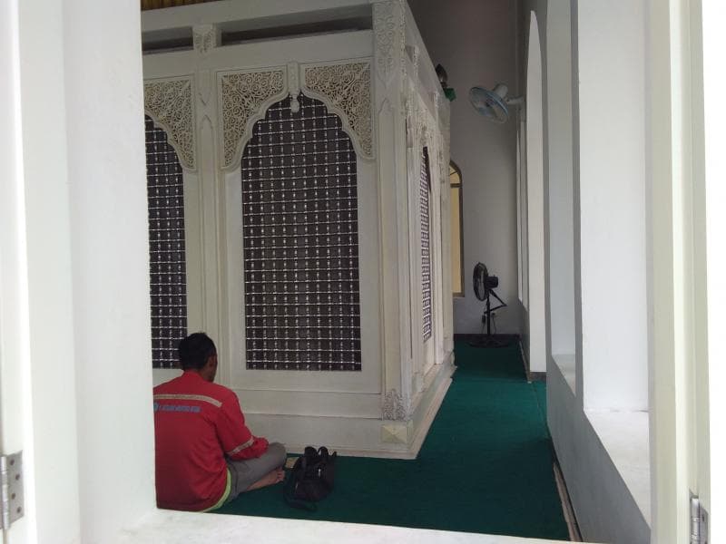 Peziarah tengah berdoa. (Inibaru.id/ Isma Swastiningrum)