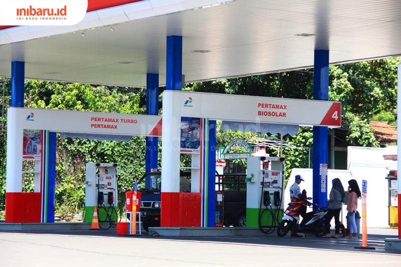 Selain memainkan ponsel, ada beberapa larangan lain di SPBU. (inibaru.id/Triawanda Tirta Aditya)