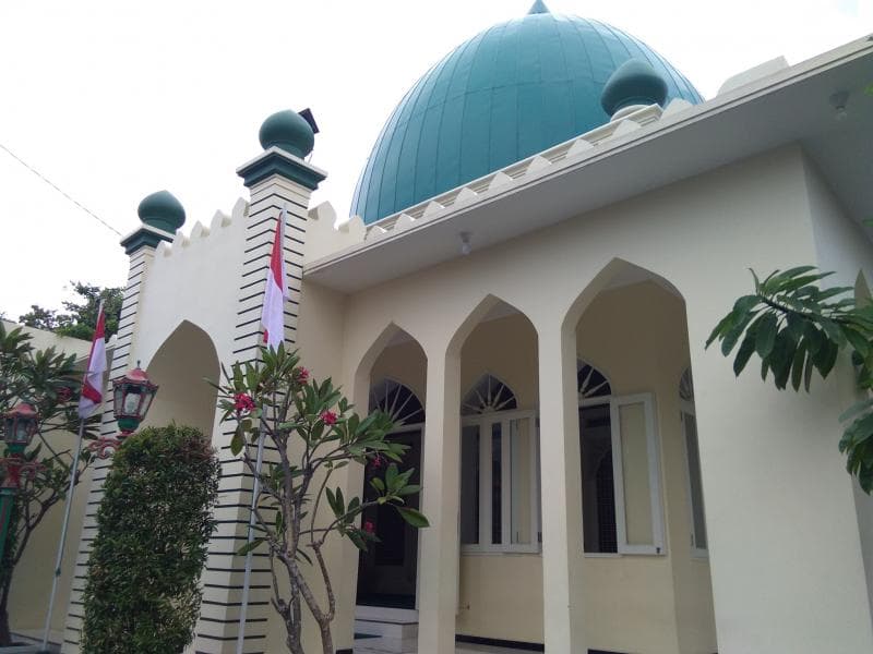 Pintu masuk ke dalam makam, dengan hiasan lampu warna hijau dan merah khas Yogyakarta. (Inibaru.id/ Isma Swastiningrum)