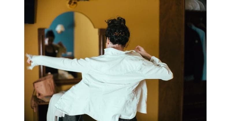 Putih cocok dikenakan oleh Pisces. (Popsugar)