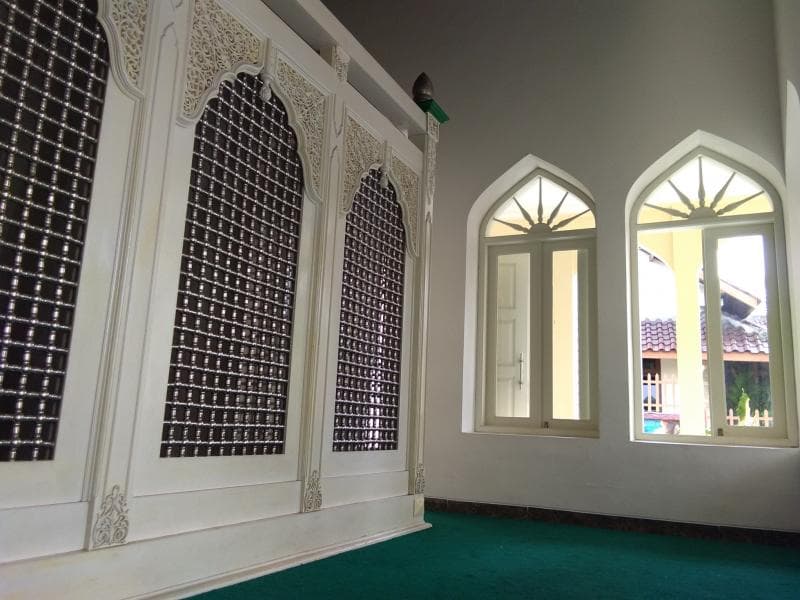 Kondisi di dalam makam yang tenang. (Inibaru.id/ Isma Swastiningrum)