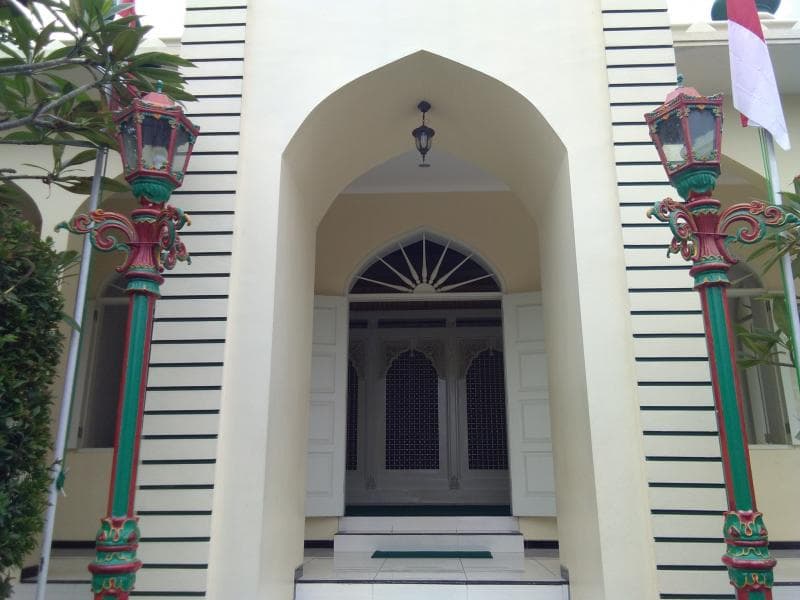 Lampu-lampu khas Yogyakarta berada di pintu masuk makam. (Inibaru.id/ Isma Swastiningrum)