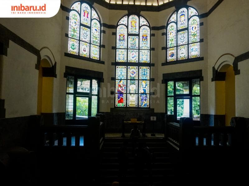 Kaca patri Lawang Sewu selalu menjadi spot favorit bagi pengunjung untuk berfoto. (Inibaru.id/ Audrian F)<br>