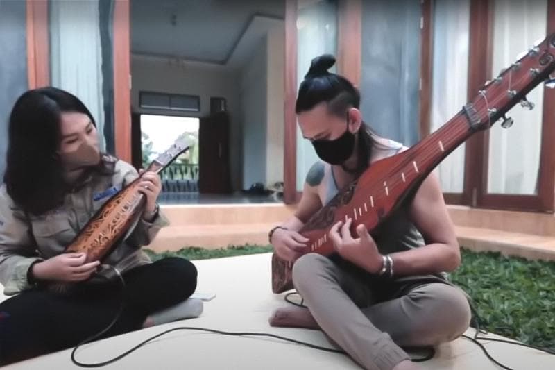 Memainkan Sape ternyata nggak mudah. (Dok. Metro TV)<br>