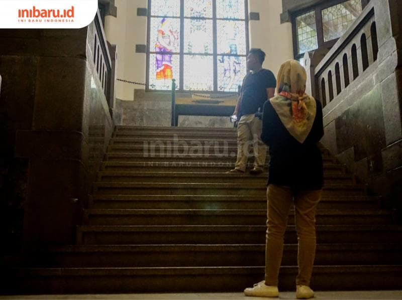 Pengunjung mencoba mengabadikan diri di kaca patri. (Inibaru.id/Audrian F)<br>