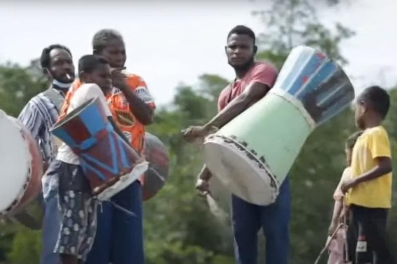 Warga memainkan musik untuk menyambut tamu di Pulau Arar. (Dok. Metro TV)<br>