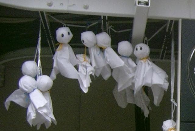 Boneka Teru teru Bozu.(Wikimedia Commons)<br>