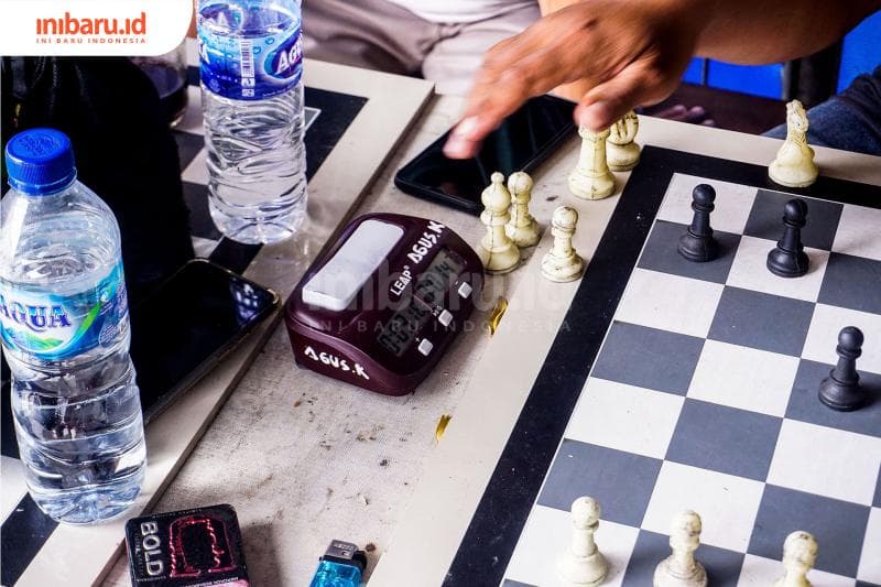 Laiknya pecatur profesional, mereka juga memakai penghitung waktu. (Inibaru.id/ Audrian F)<br>