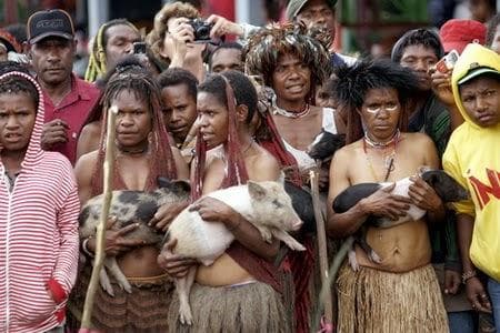 Mintalah izin untuk menganbil foto babi yang tenagh digendong. (munamuna24.blogspot.com)