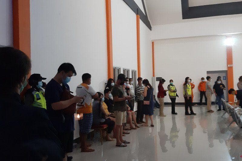 Keluarga korban sudah berdatangan di Bandara Supadio, Pontianak. (Pikiran Rakyat/ Antara)<br>