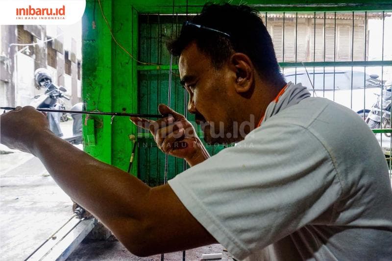 Mengukur mata pancing. (Inibaru.id/ Audrian F)<br>