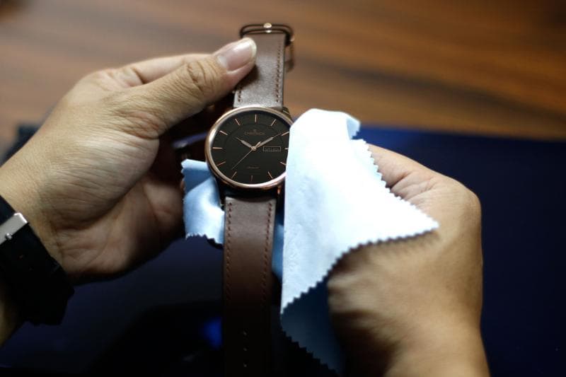 Bersihkan dnegan handuk kering ya! (Chronox)