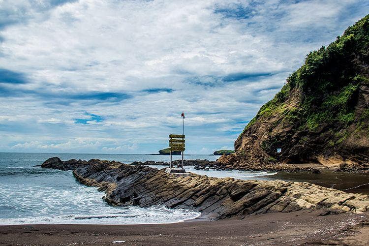 Pantai Watu Ulo. (Kompas/Anggara Wikan Prasetya)
