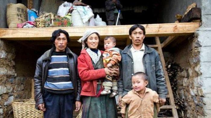 Mereka terbiasa berbagi istri dengan saudara lelaki. (Armchair tourist)