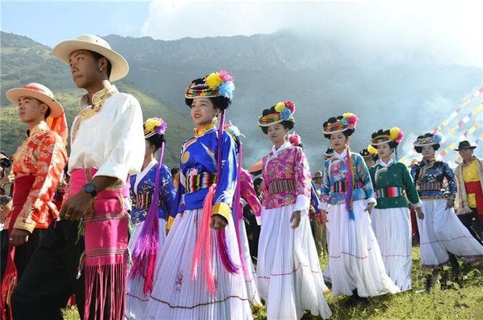 Mereka kini dapat pasangan dari pesta dansa. (Big5)