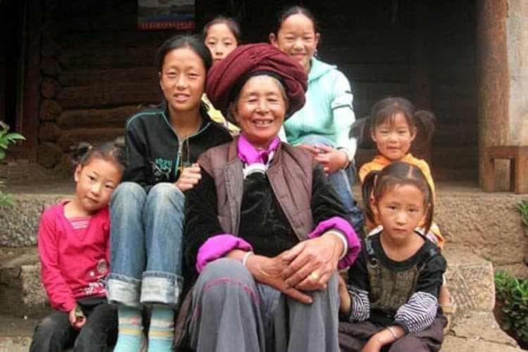 Para anggota keluarga akrabsatu sama lain. (Luftika)