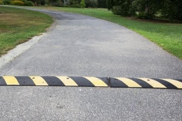 Bikin polisi tidur ternyata harus sesuai dengan regulasi dan izin dulu dengan Dishub setempat. (IrishTime)