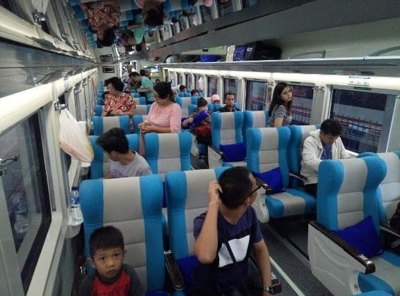 Illustrasi suasana di dalam kereta. (Jawa Pos)