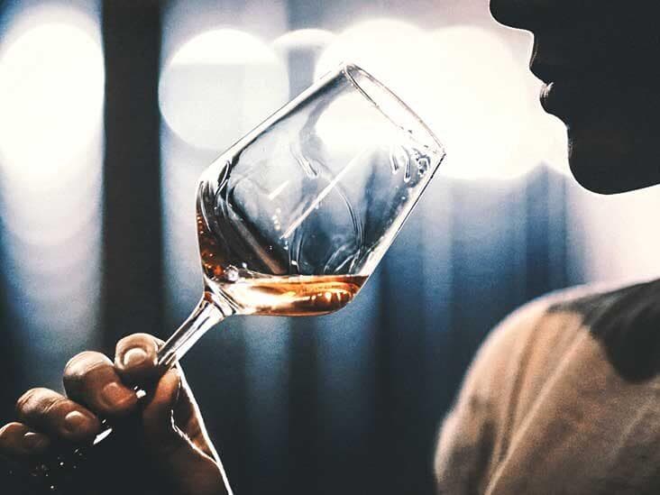 Mereka disuruh untuk meminum arak. (Heathline)