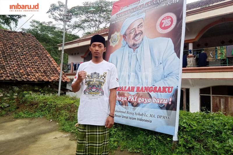 Abdul Salim berpose di depan foto HAbib Rizieq. (Inibaru.id/ Zulfa Anisah)