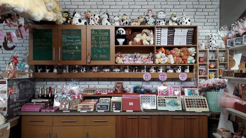 Deretan produk cokelat yang tersusun apik di dalam toko. (Inibaru.id/ Dyana Ulfach)