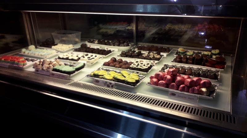 Cokelat dengan bentuk beragam dengan isian bermacam-macam. (Inibaru.id/ Dyana Ulfach)