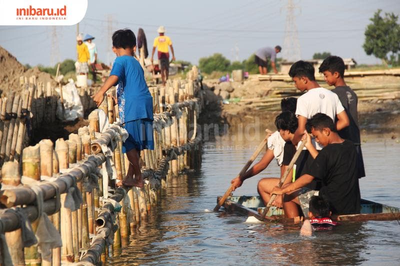 Banjir rob di pesisir Kota Semarang, Jawa Tengah. Abrasi dan ancaman banjir rob masih terus mengancam masyarakat di sepanjang pesisir utara Jawa.&nbsp;(Inibaru/ Triawanda Tirta Aditya)