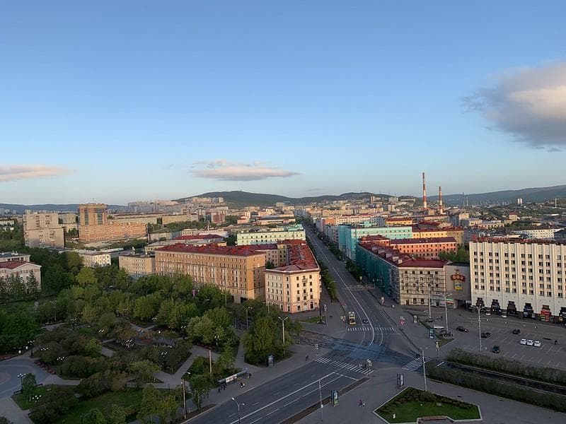 Murmansk baru bisa menikmati sinar matahari pertama 2021 dua minggu setelah tahun baru. (Flickr/

Sergei Gussev)