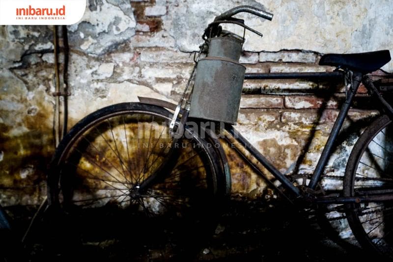 Sepeda tua dan tabung pembawa kopi. (Inibaru.id/ Audrian F)<br>