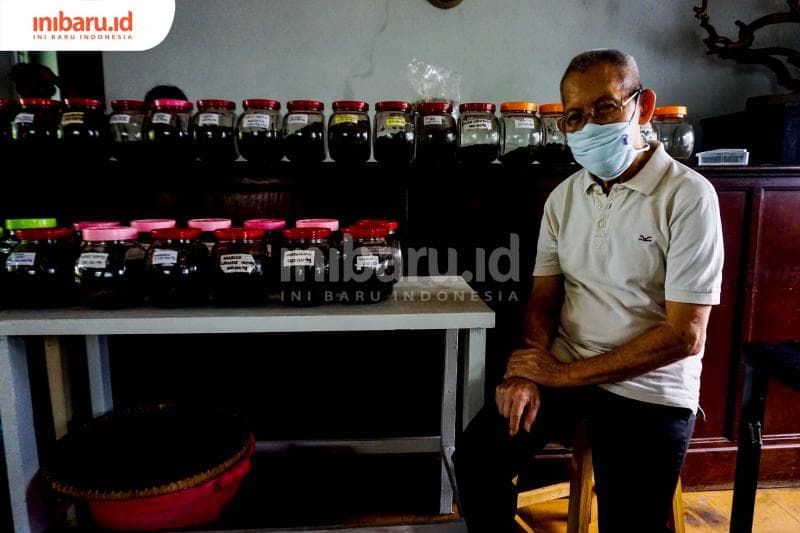Widayat Basuki Dharmowiyono di Dharma Boutique Roastery di Jalan Wotgandul 12 Semarang. (Inibaru.id/ Audrian F)<br>