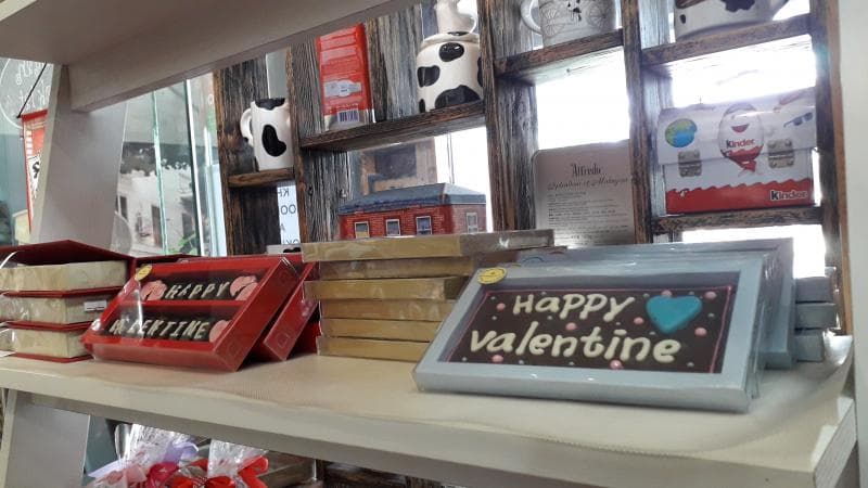 Beberapa produk yang sudah siap mengiasi Hari Valentine kamu. (Inibaru.id/ Dyana Ulfach)