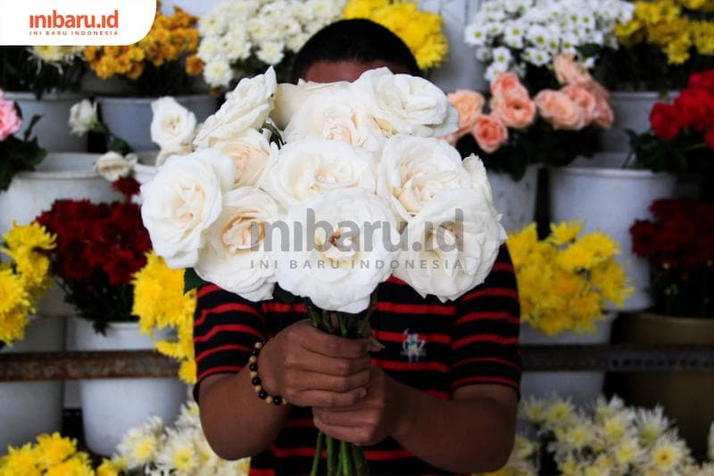 Hari Valentine umumnya dirayakan dengan memberikan bunga atau hadiah lainnya. (Inibaru.id/ AudrianF)<br>