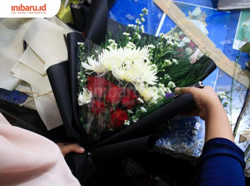 Selain cokelat, bunga juga menjadi hadiah favorit kala Valentine. (Inibaru.id/ Audrian F)