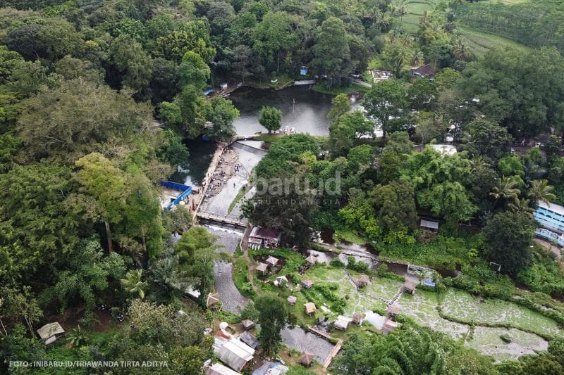Pemandangan ekstotis Umbul Senjoyo di antara pepohonan rindang.<br>