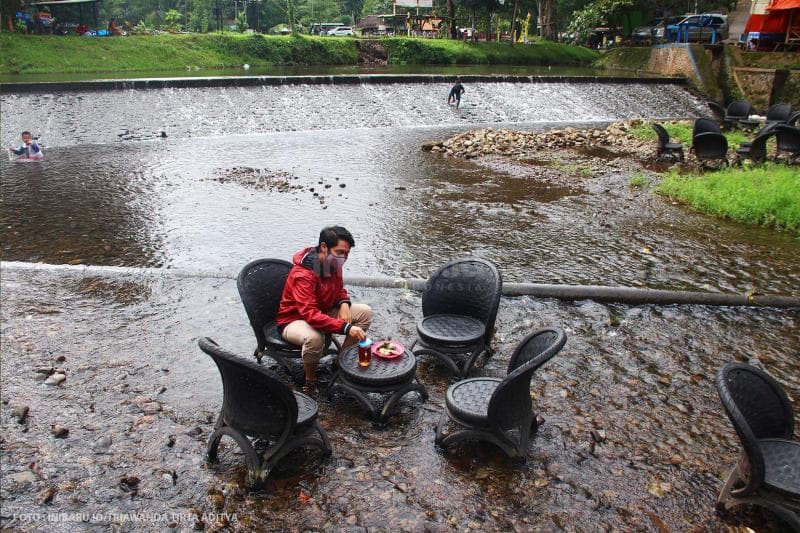 Kamu bisa nongkrong di tengah sungai ini sambil menikmati teh hangat dan gorengan.<br>