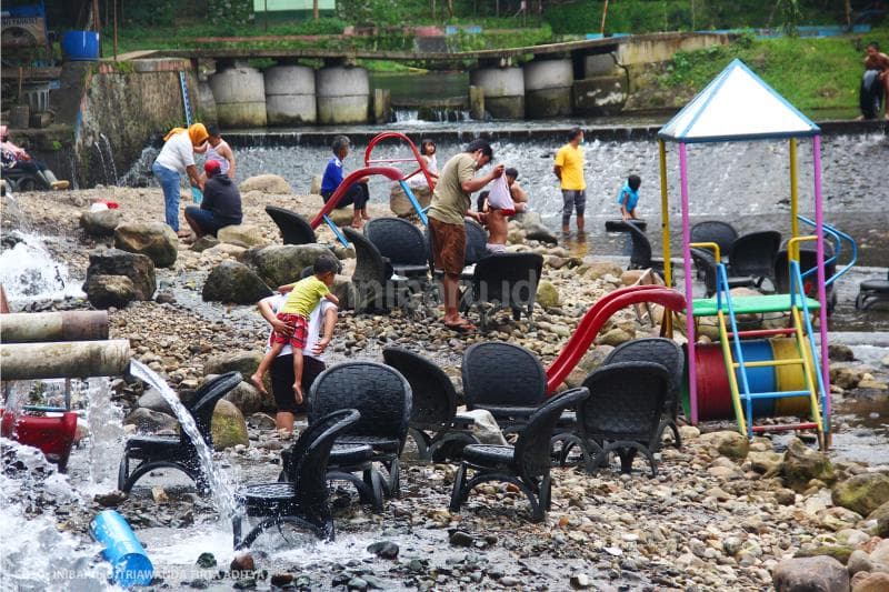 Air di sini sangat jernih, membuat banyak orang betah bermain.<br>