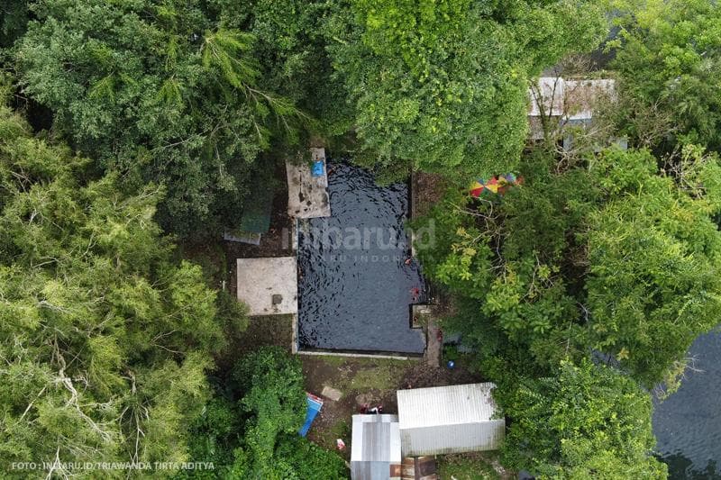 kolam tempat ritual atau bertapa ini berada cukup pelosok di bawah pohon rindang.<br>